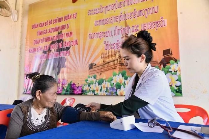 Quân y Bộ Chỉ huy Quân sự tỉnh Gia Lai khám bệnh, phát thuốc miễn phí cho người dân tỉnh Attapeu. Ảnh: Anh Tuấn