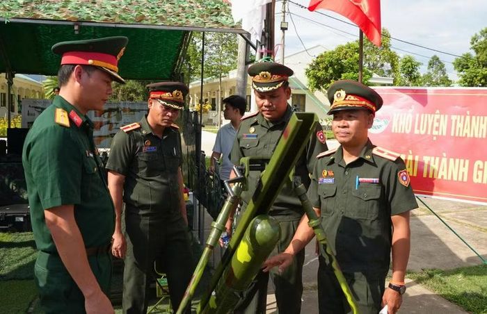 Đoàn cán bộ, sĩ quan trẻ các tỉnh Nam Lào tham quan mô hình, học cụ quân sự tại Trung đoàn 739 ( Bộ Chỉ huy Quân sự tỉnh Gia Lai). Ảnh: H.P