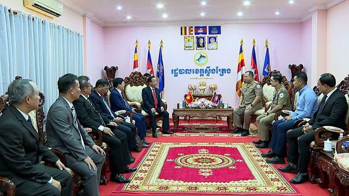  Quang cảnh đoàn công tác tỉnh Gia Lai đến thăm, chào xã giao lãnh đạo tỉnh Stung Treng. Ảnh: R'Piên 