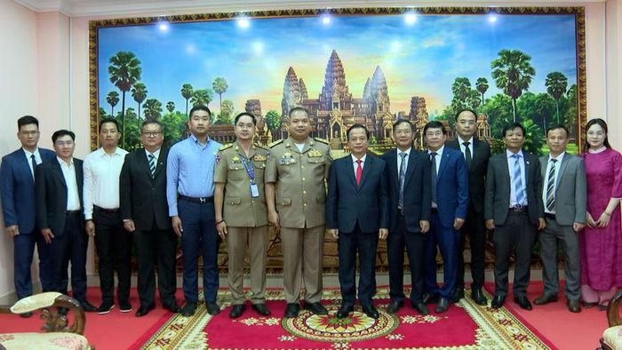  Lãnh đạo tỉnh Gia Lai và Stung Treng chụp ảnh lưu niệm. Ảnh: R'Piên 