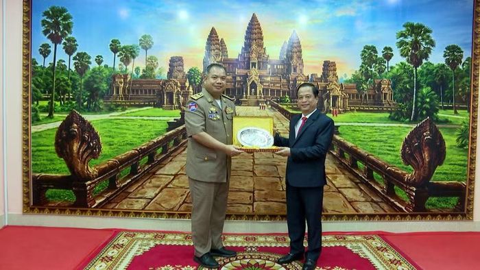  Tỉnh trưởng tỉnh Stung Treng Sor Soputra (bên trái) tặng quà cho Phó Chủ tịch Thường trực UBND tỉnh Nguyễn Tuấn Thanh. Ảnh: R'Piên 