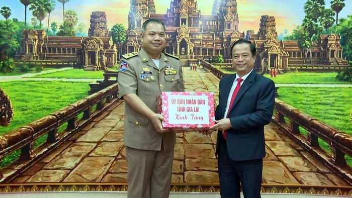  Phó Chủ tịch Thường trực UBND tỉnh Nguyễn Tuấn Thanh (bìa phải) tặng quà của UBND tỉnh Gia Lai cho lãnh đạo tỉnh Stung Treng. Ảnh: R'Piên 