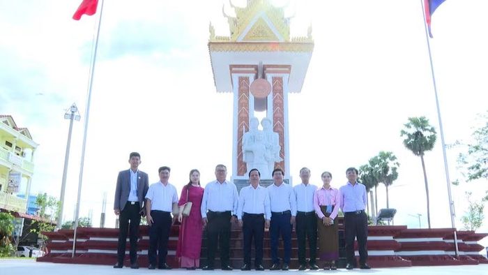  Phó Chủ tịch Thường trực UBND tỉnh Nguyễn Tuấn Thanh (thứ 5 từ trái sang) chụp ảnh lưu niệm tại Đài Hữu nghị Việt Nam - Campuchia (tỉnh Stung Treng). Ảnh: R'Piên 