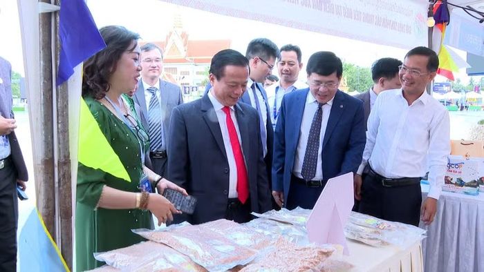  Phó Chủ tịch Thường trực UBND tỉnh Nguyễn Tuấn Thanh (hàng đầu, thứ 2 từ trái sang) thăm các gian hàng OCOP của tỉnh trưng bày, giới thiệu tại tỉnh Stung Treng. Ảnh: R'Piên 