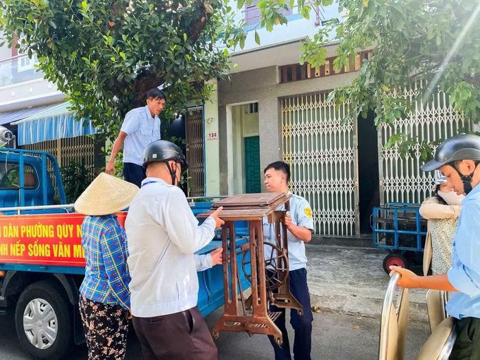 Xử lý hành vi lấn chiếm vỉa hè, không gian công cộng khu vực Bắc sông Hà Thanh. Ảnh: Quốc Vương