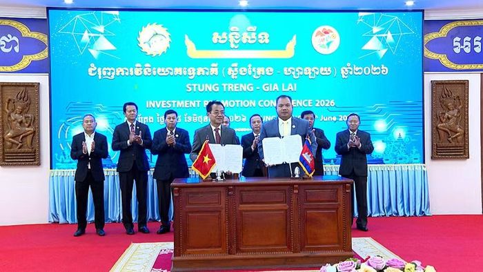 Lãnh đạo chính quyền tỉnh Stung Treng và Công ty cổ phần Phú Tài ký kết Bản ghi nhớ nghiên cứu đầu tư trồng 10.000 ha rừng gỗ lớn với tổng vốn đầu tư dự kiến 1 nghìn tỷ đồng. Ảnh: R'Piên