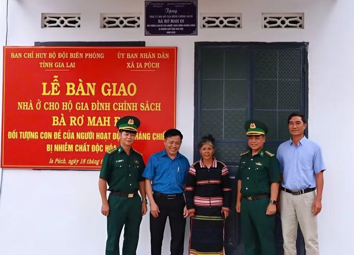 Lãnh đạo Ban Chỉ huy Bộ đội Biên phòng tỉnh Gia Lai và UBND xã Ia Púch bàn giao căn nhà cho gia đình bà Rơ Mah Đi. Ảnh: ĐVCC