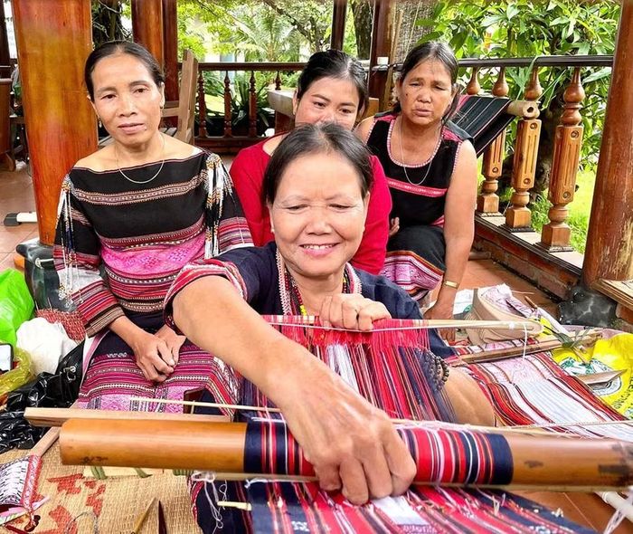 Nghệ nhân Đinh Thị Drinh sẽ hướng dẫn du khách trải nghiệm nghề dệt thổ cẩm tại chuỗi hoạt động chủ đề “Ngày hội gia đình” sắp tới tại Làng Văn hóa - Du lịch các dân tộc Việt Nam. Ảnh: Lam Nguyên