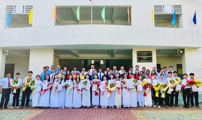  23 đảng viên mới chụp hình lưu niệm cùng tập thể giáo viên nhà trường. Ảnh: ĐVCC 