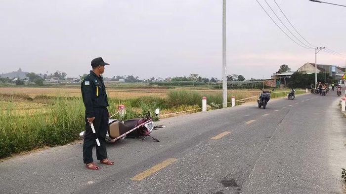  Hiện trường một vụ tai nạn giao thông nghiêm trọng do người điều khiển xe máy tự ngã tại xã ở Tuy Phước Bắc. Ảnh: ĐVCC 