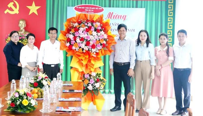 Phó Chủ tịch Ủy ban MTTQ Việt Nam tỉnh Đinh Ngọc Hải (thứ 4 từ phải sang) thăm, chúc mừng Hội Nhà báo tỉnh. Ảnh: Quang Tấn