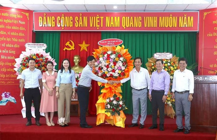 Phó Chủ tịch Ủy ban MTTQ Việt Nam tỉnh Đinh Ngọc Hải tặng hoa, chúc mừng lãnh đạo Báo và phát thanh, truyền hình Gia Lai. Ảnh: Quang Tấn