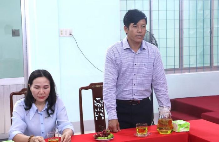 Phó Chủ tịch Ủy ban MTTQ Việt Nam tỉnh Đinh Ngọc Hải chúc mừng tập thể lãnh đạo, phóng viên, biên tập viên, kỹ thuật viên và những người làm báo trong tỉnh nhân kỷ niệm Ngày Báo chí Cách mạng Việt Nam. Ảnh: Quang Tấn