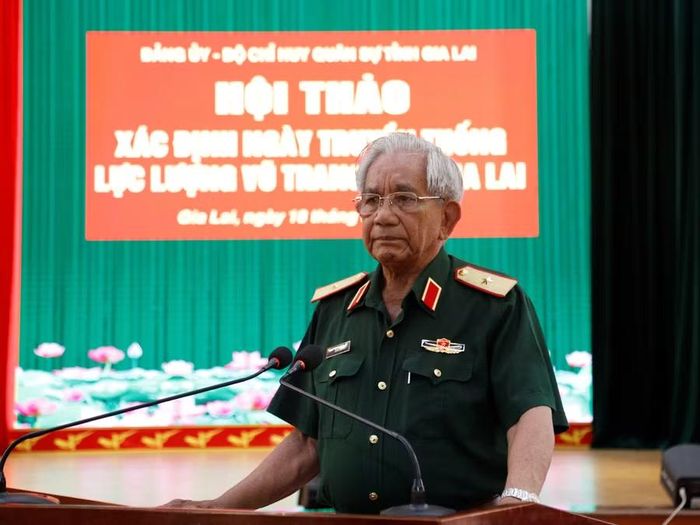  Thiếu tướng Đinh Dương - nguyên Phó Tư lệnh Quân khu 5, nguyên Chỉ huy trưởng Bộ CHQS tỉnh Gia Lai (cũ) phát biểu tham luận tại hội thảo. Ảnh: H.P 