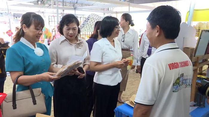  Các đồng chí lãnh đạo tỉnh tham quan gian hàng giới thiệu sản phẩm OCOP và sản phẩm làm từ dừa. Ảnh: Phi Long 