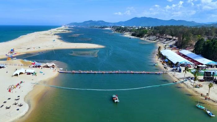  Làng Búng (bãi biển Hoài Thanh) - nơi diễn ra Lễ hội Dừa &amp; Biển Hoài Nhơn năm 2026. Ảnh: Phi Long 