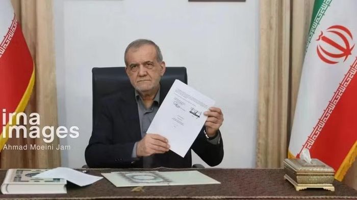  Tổng thống Iran Pezeshkian ký bản cứng thỏa thuận với người đồng cấp Mỹ Trump. Ảnh: IRNA 