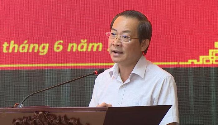 Phó Bí thư chuyên trách Đảng ủy các cơ quan Đảng tỉnh Đỗ Tiến Đông báo cáo tại hội nghị. Ảnh: Hoàng Vũ