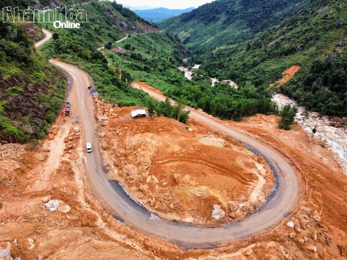 Tuyến Quốc lộ 27C nối Nha Trang - Đà Lạt hiện nay thường xuyên bị sạt lở vào mùa mưa lũ, không đảm bảo an toàn giao thông