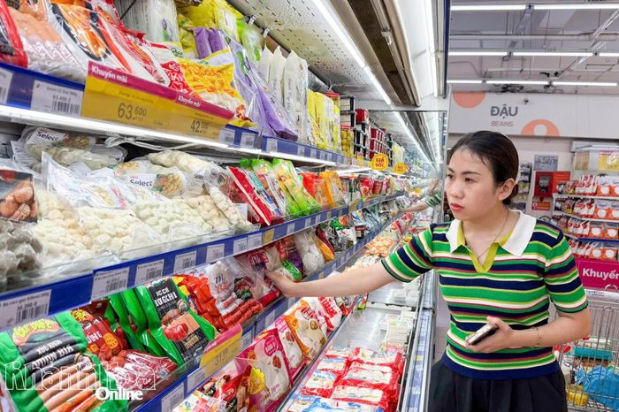 Khách hàng chọn mua hàng Việt tại Siêu thị Co.opmart Nha Trang.