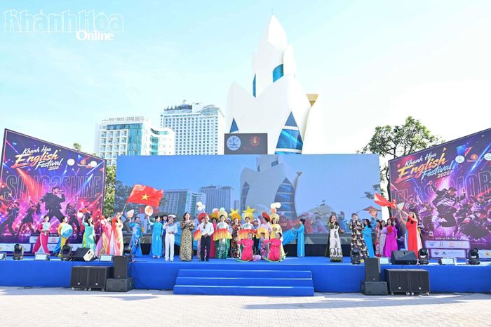 Tiết mục văn nghệ hưởng ứng khai mạc ngày hội.