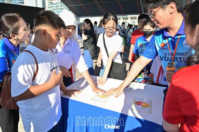 Các bạn trẻ thích thú tham gia các trò chơi tiếng Anh.