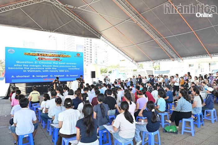 Trong buổi sáng, tại Quảng trường 2 tháng 4 diễn ra vòng chung kết cuộc thi Rung chuông vàng tiếng Anh.