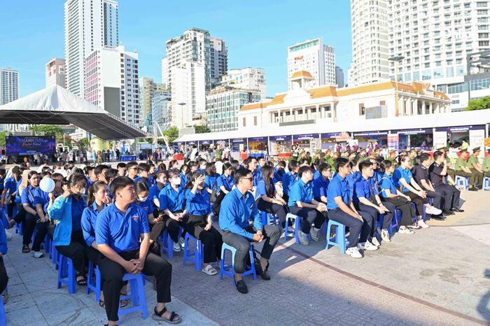 Đông đảo đoàn viên, thanh niên tham gia hưởng ứng lễ khai mạc ngày hội.