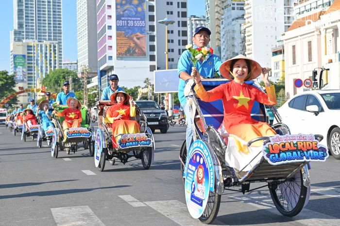 Hoạt động diễu hành xích lô quảng bá du lịch trên các tuyến phố chính khu vực Nha Trang.