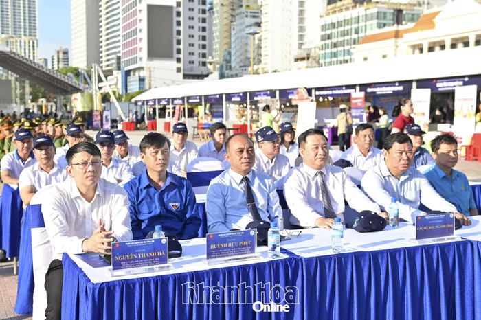 Các đại biểu dự khai mạc ngày hội.