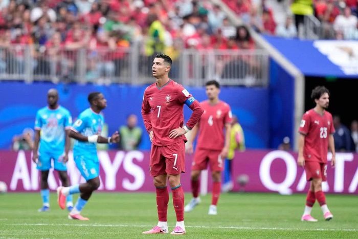 Ronaldo phản ứng sau pha bỏ lỡ trong trận ra quân World Cup 2026, Bồ Đào Nha hòa 1-1 Cộng hòa dân chủ Congo. Ảnh: AP