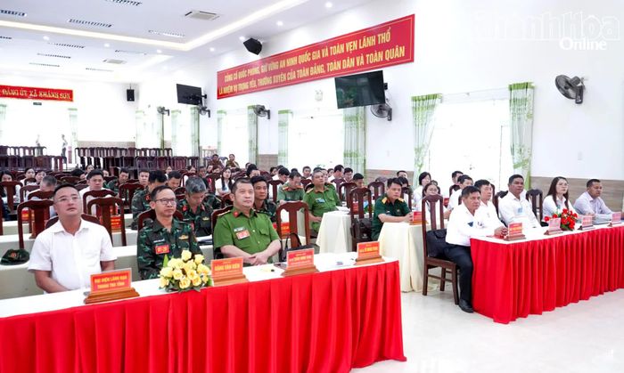 Các đại biểu dự khai mạc và theo dõi diễn tập.