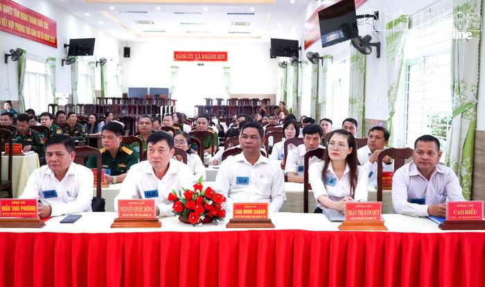 Các đại biểu dự khai mạc và theo dõi diễn tập.