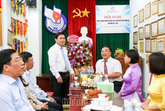 Đồng chí Lâm Đông phát biểu khi đến thăm Hội Nhà báo tỉnh.