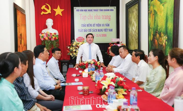 Đồng chí Lâm Đông phát biểu khi đến thăm Tạp chí Nha Trang.