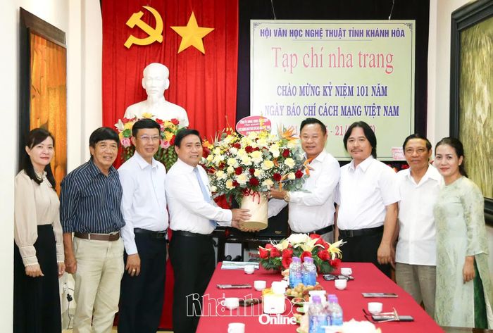 Đồng chí Lâm Đông tặng hoa chúc mừng Tạp chí Nha Trang.