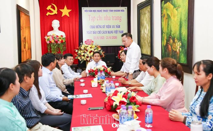 Lãnh đạo Tạp chí Nha Trang báo cáo một số kết quả nổi bật trong hoạt động của tạp chí.