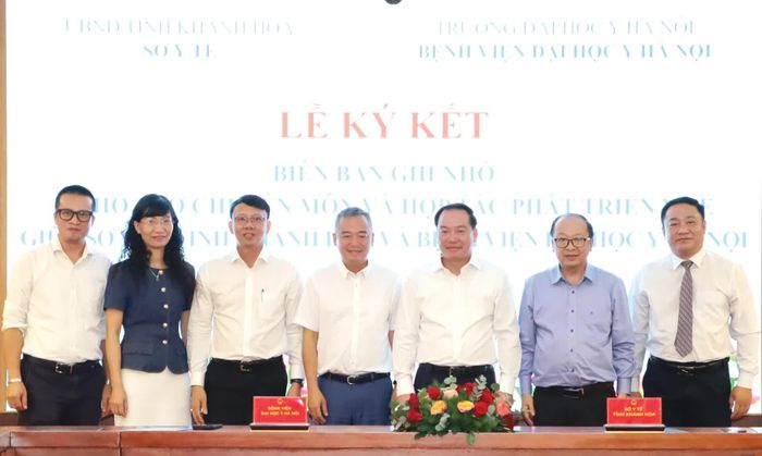 Đồng chí Hồ Xuân Trường và đồng chí Nguyễn Thanh Hà chụp ảnh lưu niệm với lãnh đạo Sở Y tế và Bệnh viện Đại học Y Hà Nội tại lễ ký kết.
