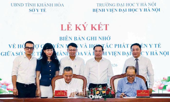 Đồng chí Hồ Xuân Trường và đồng chí Nguyễn Thanh Hà cùng các đại biểu chứng kiến lãnh đạo Sở Y tế ký kết biên bản ghi nhớ với Bệnh viện Đại học Y Hà Nội.
