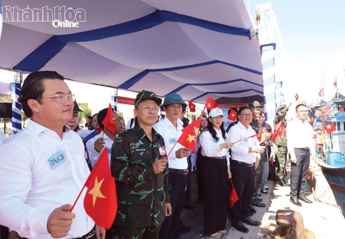 Các đại biểu theo dõi diễn tập nội dung thực binh.
