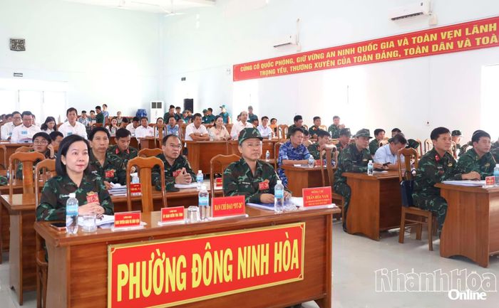 Các đại biểu dự khai mạc và theo dõi diễn tập.