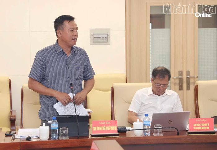 Lãnh đạo Trung tâm Phát triển quỹ đất tỉnh phát biểu tại phiên họp.