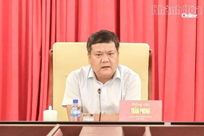 Đồng chí Bí thư Tỉnh ủy Trần Phong chủ trì phiên họp.