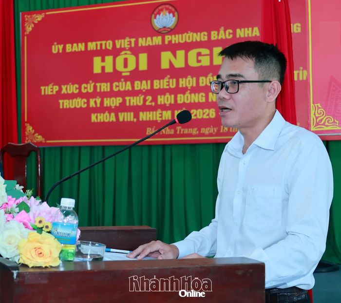 Đại diện tổ đại biểu HĐND tỉnh báo cáo một số nội dung tới cử tri địa phương. 