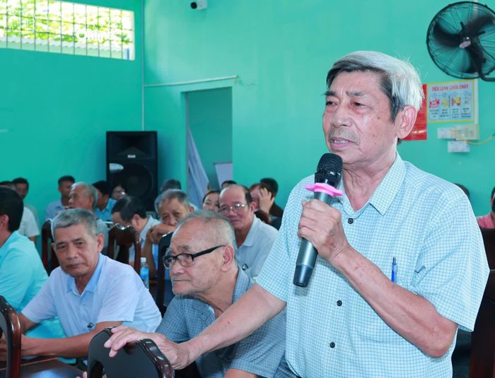 Cử tri phường Bắc Nha Trang kiến nghị tại buổi tiếp xúc.