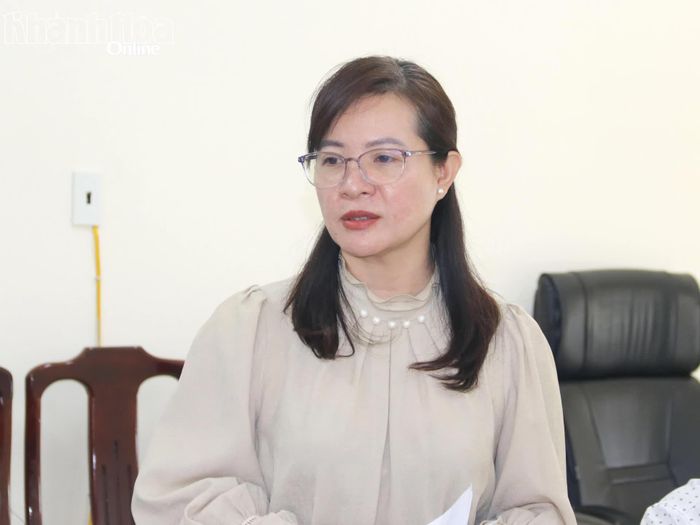 Bà Phạm Thị Thanh Hường phát biểu ý kiến tại cuộc họp.