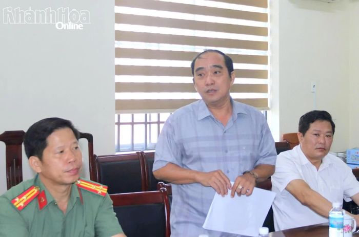 Lãnh đạo Báo và Phát thanh, Truyền hình Khánh Hòa nêu ý kiến tại cuộc họp.
