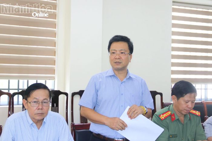 Lãnh đạo Trung tâm Xúc tiến Đầu tư, Thương mại và Du lịch nêu ý kiến tại cuộc họp.