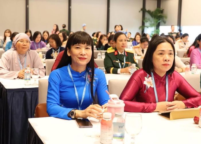Đồng chí Trần Thu Mai và các thành viên đoàn đại biểu Hội Liên hiệp Phụ nữ tỉnh Khánh Hòa tham gia các phiên thảo luận tại đại hội.