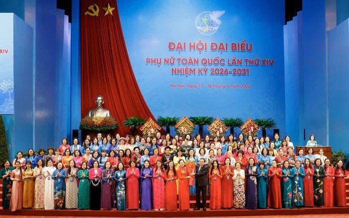 Ủy viên Bộ Chính trị, Chủ tịch Quốc hội Trần Thanh Mẫn thay mặt lãnh đạo Đảng, Nhà nước tặng hoa chúc mừng Ban Chấp hành Trung ương Hội Liên hiệp Phụ nữ Việt Nam khóa XIV, nhiệm kỳ 2026 - 2031. Ảnh: Báo Phụ nữ Việt Nam.